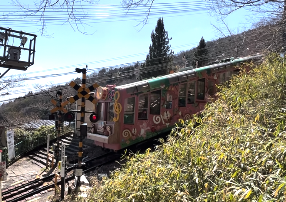 結構珍しいのではないでしょうか？ケーブルカーの踏切　奈良県生駒市